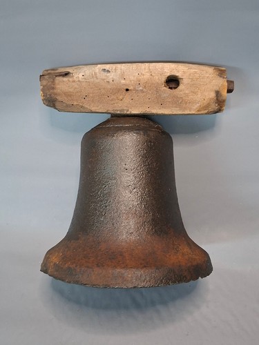 Uralte antike eiserne glocke - antike,