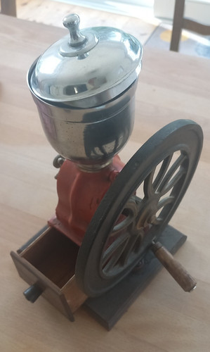Alte gusseiserne kaffeemühle - alte,